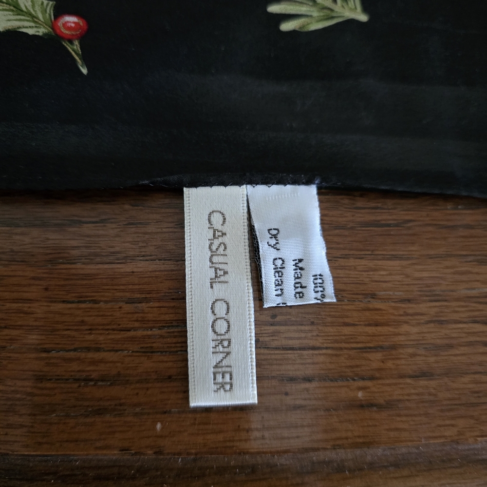 NEW without tags- Casual Corner 100% silk scarf - Picture 3 of 3
